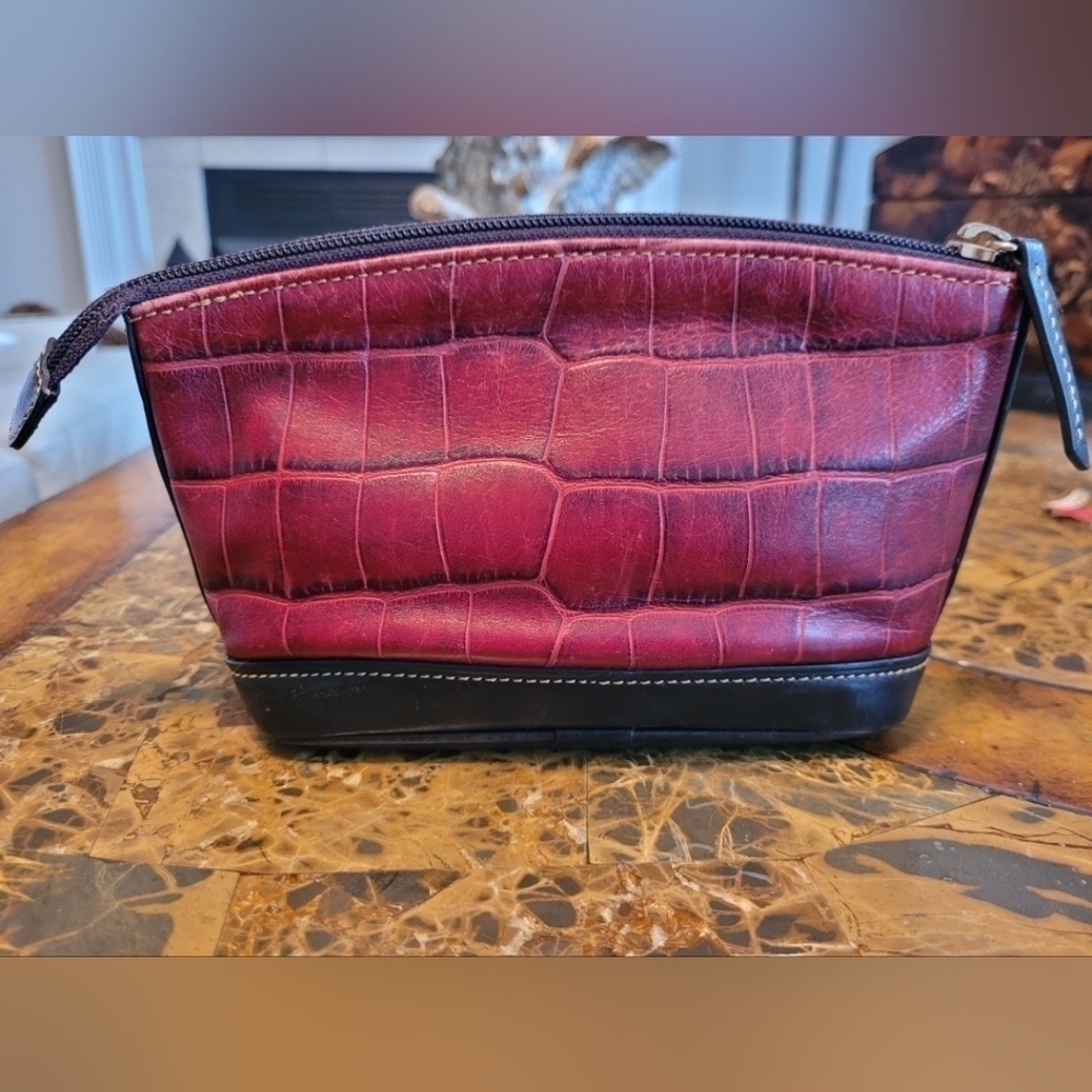Dooney &Bourke red croc embossed leather pouchette - Picture 2 of 6